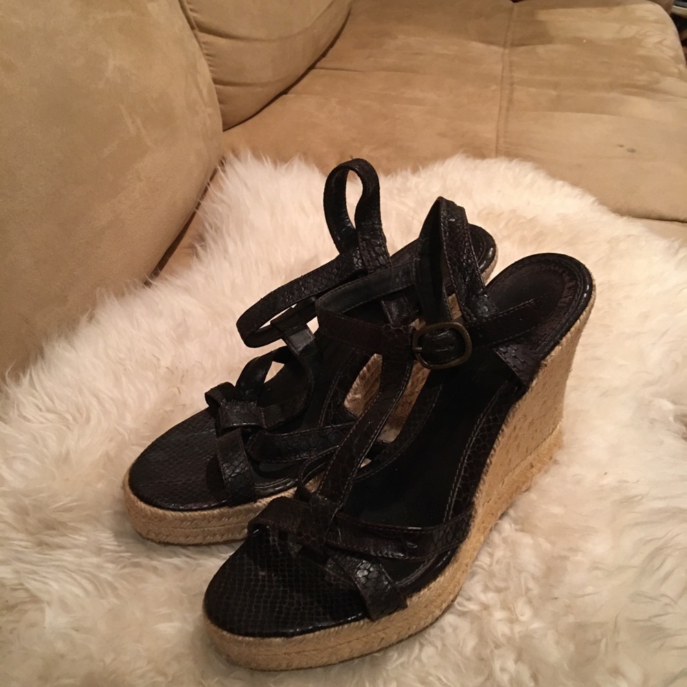T strap sandals